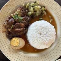 ฟินสองเมนู ข้าวขาหมู + หมูกรอบ หน้าหมู่บ้านถวาย