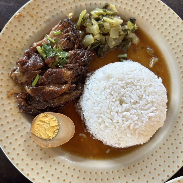 ฟินสองเมนู ข้าวขาหมู + หมูกรอบ หน้าหมู่บ้านถวาย