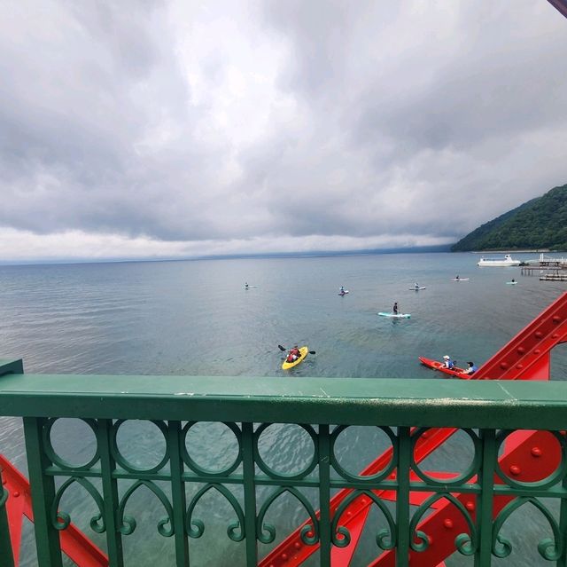 The Christmas-Colored Wonder of Yamasen Bridge in Chitose 🎁🌊 The Christmas-Colored Wonder of Yamasen Bridge in Chitose 🎁🌊