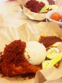 Village Park Restaurant: The Legendary Nasi Lemak of Damansara! 🌿🍛