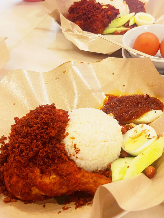 Village Park Restaurant: The Legendary Nasi Lemak of Damansara! 🌿🍛