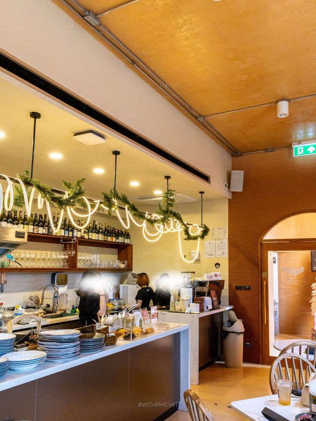 Ember Cafe & Wine: คาเฟ่สีอิฐย่านพระราม 9 🌋 Ember Cafe & Wine: คาเฟ่สีอิฐย่านพระราม 9 🌋