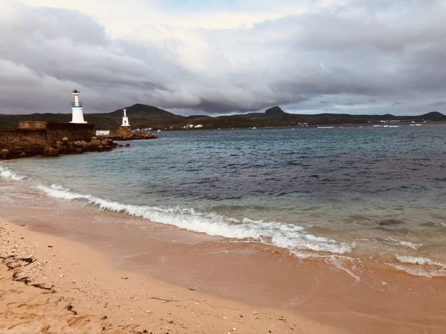 《星砂灣的雙燈塔海景，美得像沖繩一樣迷人》