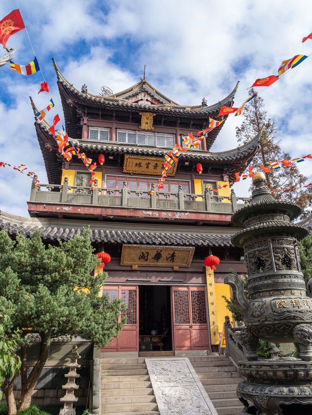 A Quiet Temple Moment in the Middle of Zhujiajiao 🕯️
