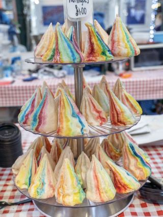 Где местные жители и туристы совершают покупки.