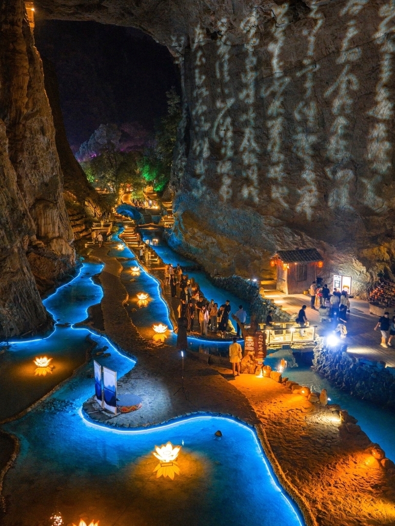 Take a trip to Youyang County during your Chongqing adventure. The weather was perfect on the day of my visit, so I decided to stay here for two days before continuing my journey. Upon arrival, I discovered that although the town is small, it is packed with numerous attractions. Many places I thought were far away turned out to be conveniently included in this area, quite unexpectedly! 😅

Opposite the Peach Blossom Spring lies the Youzhou Ancient Town, and my hotel was just about 200 meters away. 😊 This change of scenery was truly refreshing.

Taigu Cave (太古洞) is located at the end of the "Shiwa Taohuayuan" route in Youyang District, Chongqing. 

Key details of the cave: It stretches approximately 2,500 meters in length, with a width ranging from 10 to 25 meters and a maximum height of 60 meters. 

The cave's unique features include its "dangerous–mysterious–isolated–awe-inspiring" beauty, with numerous clear stalactites and stalagmites of various shapes and forms that seem almost alive. Venturing deeper into the cave feels like walking through an ancient forest, experiencing the beauty of a bygone era. The high cliffs and large dome halls amplify sounds, creating a resonating echo. The terraced landscapes with varying heights evoke a sense of grandeur and depth. This entire atmosphere makes it feel like stepping back tens of thousands of years.

World-renowned karst geology experts have stated that Taigu Cave holds the highest scientific value, is the oldest, and is the most "marvelous underground" among China's developed caves. It is a perfect masterpiece of natural art.