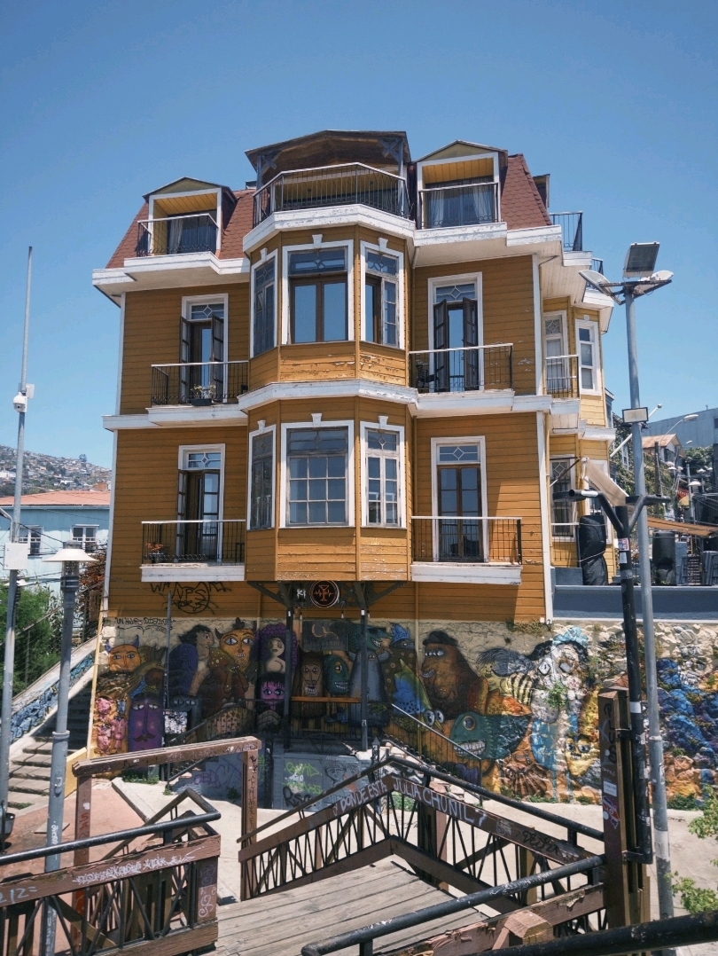Travel tips around Santiago, Chile 📸🇨🇱 A tour of the colorful buildings of Valparaiso