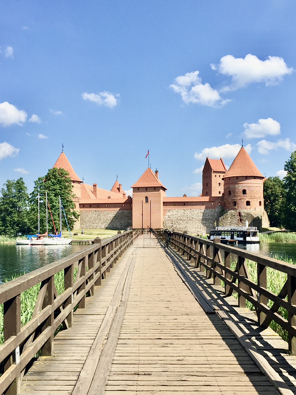 Pesona Bukit Hijau Vilnius & Kehidupan Magis Danau Trakai.