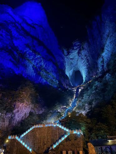 天国への扉に続く999段の階段！「天門山（Tianmen Mountain）」で仙界