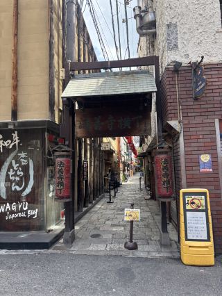 地焼うなぎ Hozenjiyama かづ
Address: 1-1-16 Namba, Chuo-ku, Osaka, Osaka Prefecture
Phone: 050-5590-5651

Authentic charcoal-grilled eel rice in downtown Osaka will give you a sense of happiness! 🔥

In fact, we did not book a place, but do not have to wait at all, the clerk also courteously divided a small room for us to sit ~ although the floor seat, a little numb legs, but the atmosphere is excellent, super Japanese feel!  

The eel rice was really grilled superb, the charcoal grilled aroma, the eel skin was crispy and melted in your mouth, sooo good! 🤤
My friend directly ordered a complete eel, dominant!  
I chose the eel three dishes:
1️⃣ First ordinary eel rice
2️⃣ Then add Wasabi + onion and mix
3️⃣ Finally add the soup to become tea-soaked rice

Try all three flavors in one set, it's so addictive!  
I like to add Wasabi and onion the most. It tastes fresh and not greasy.  

I must eat it again next time I go to Japan! 💯
Eel lovers definitely can't miss Hozenjiyama Yuki~

Business Hours:
Monday to Sunday 11:00-22:00
(It is recommended to go earlier if you don’t want to wait for a seat.)

 #OsakaItinerary #Eel