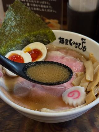 [Nara] In front of Kashihara Jingu-mae Station! Menya Ichibiri, a popular ramen shop that often has a line of customers.