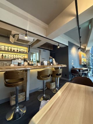A satisfying plate lunch and fragrant coffee – a little luxury.