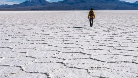 Amazed by the Ultimate Mirror: Why Salar de Uyuni is the Ultimate Photo Spot Hogging Destination — traveler post in Sucre