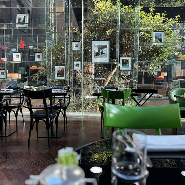 現代建築のスタイルを融合させたConservatorium Hotel