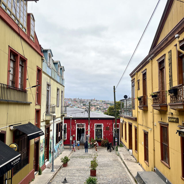 🌈 Explore the Vibrant City of Valparaíso, Chile! 🇨🇱✨