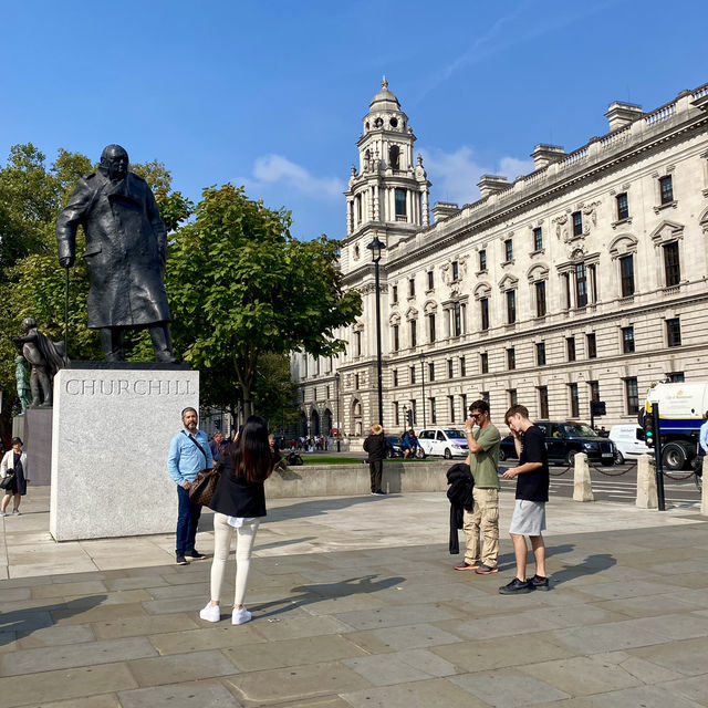 Majestic Landmark Surrounded by Beauty 🏛️