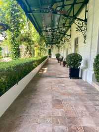 🌳 Beautiful Grounds, Pool & Breakfast Experience