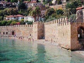 This enormous medieval fortress stands proudly on a high rocky peninsula directly above the modern city of Alanya, Turkey. Visible from almost everywhere, it is Alanya's signature landmark.
🗺️ What is it?
Location: The fortress occupies almost the entire peninsula jutting out into the Mediterranean Sea. This gave it sea protection on three sides—an ideal strategic location!
History: Most of what we see today was built in the 13th century by order of the Seljuk Sultan Alaeddin Kayqubad I. But in fact, fortifications on this site date back to the Roman and Byzantine Empires.
Dimensions: The fortress walls stretch for 6.5-8 kilometers! Within them was an entire city with its own inhabitants, mosques, baths, water cisterns, and, of course, a citadel (inner castle) at the very top.

#turkey #alanya