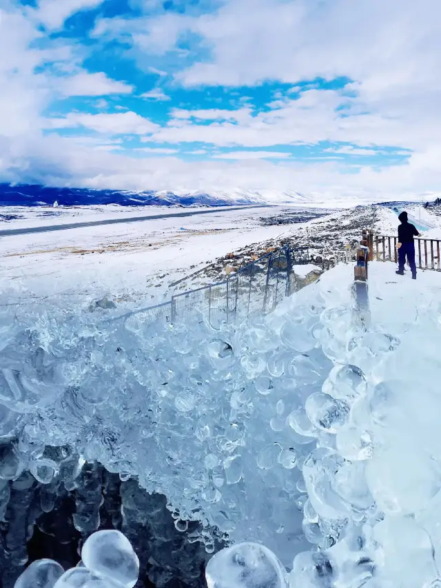 Crossing the snowy world of the 318 Zheduo Mountain