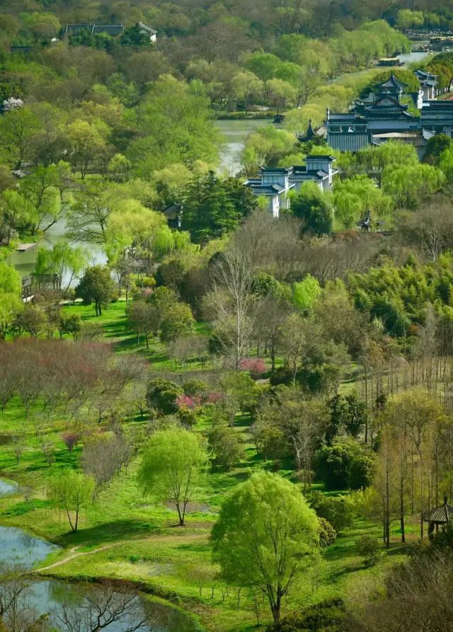 The willows and flowers on both banks all lean on the water, and the pavilions stretch all the way to the mountains