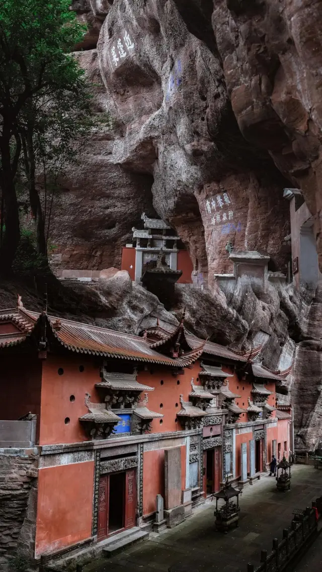 A Taoist sanctuary nestled in the crevices of rocks, it is the most renowned mountain in the south of the Yangtze River