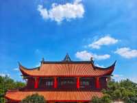 四川省自貢市富順縣天池湖位於寶慶鄉，是一個漂亮且綠樹成蔭的湖泊