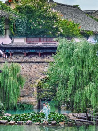 Departing from Beijing, the high-speed train takes only 2 hours to reach a place that feels like Suzhou and Hangzhou