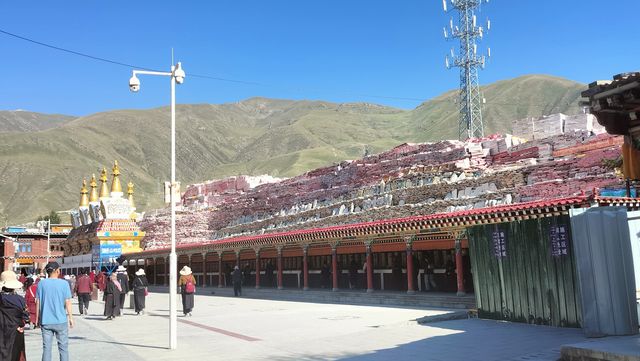 玉樹新寨嘉那嘛呢石經城，藏族信眾聚集地