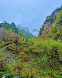 陡峭山壁中的察汗河。