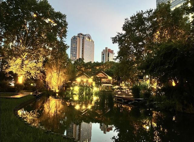 來公園裡夜遊，假裝在東南亞度假。