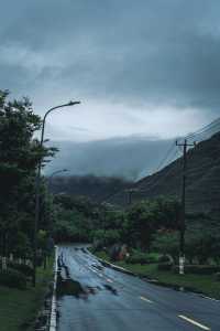 不在新疆蘇州人有自己的「阿勒泰」||雨後通往大陽山的路上， 只見山間霧氣繚繞， 彷彿一幅流動的水。
