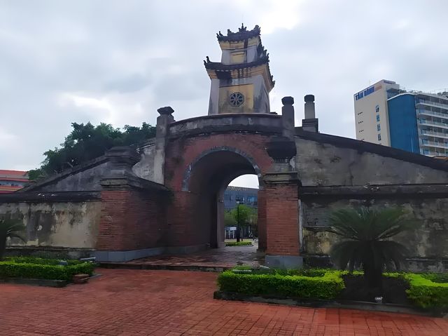 越南洞海：神秘洞穴，碧海藍天映。