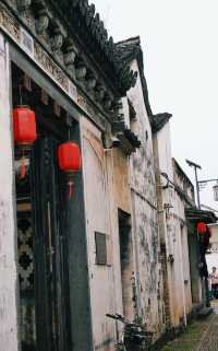 青石板路，白牆黛瓦寫滿歲月悠長。