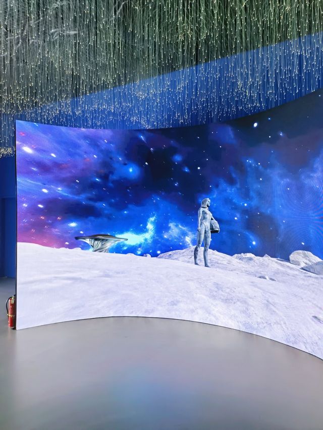 跟隨俄羅斯女藝術家，成為宇宙的女主角！