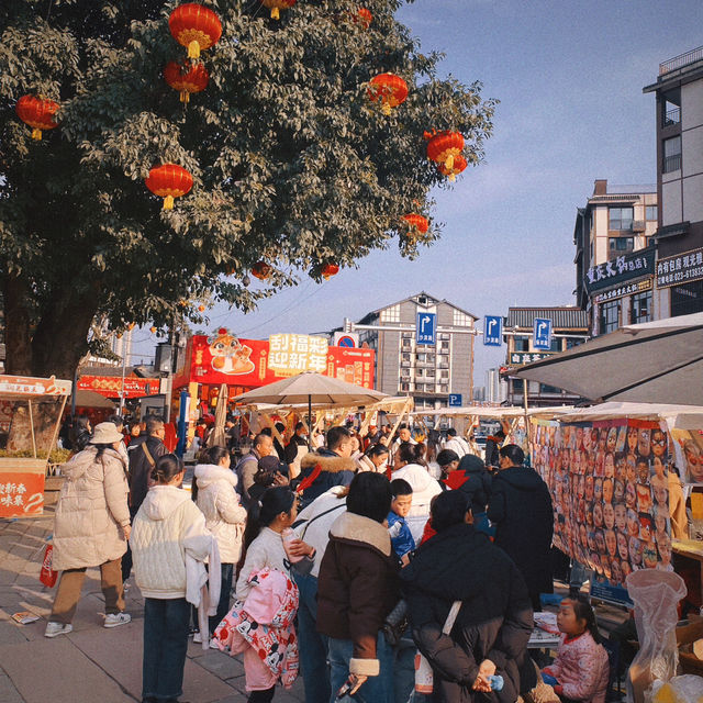 一人去旅行｜到處都是人，沙坪壩區磁器口古鎮太有年味兒了，很熱鬧