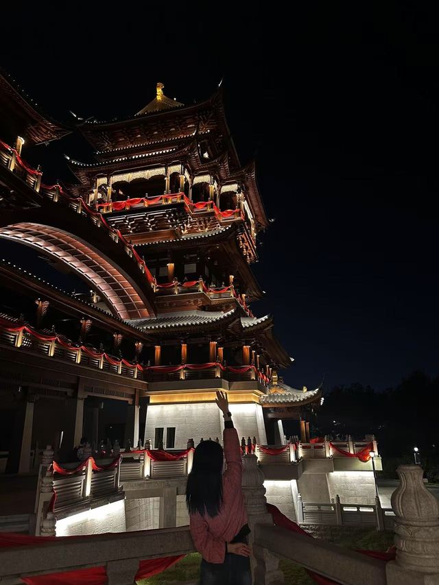 義烏市中心雲端旅居，邂逅雞鳴閣的晨昏浪漫。
