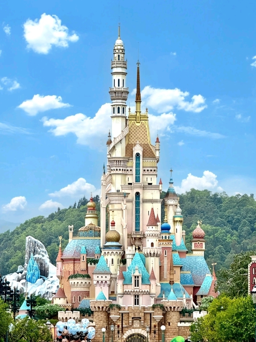   
The battle to set the record straight for Hong Kong Disneyland🔥  
Always hear people say Hong Kong Disneyland is "old and small"?  
Please~ With Morandi colors + vintage Hong Kong style filters,  
it's basically a time tunnel traveling through a 90s fairy tale❗️  
Compared to Shanghai Disneyland’s dopamine explosion,  
this is a low-saturation healing wonderland🧚‍♂️  

#RealExperienceComparison of the two parks  
🇭🇰Hong Kong Disneyland Magic  
✔️Tourists from all over bring a chill vibe  
✔️Facilities are timeless✨ and queues are friendly  
✔️Castle transforms into Frozen❄️ The ice blue fantasy is breathtaking  
✔️Hong Kong-style nostalgic details: antique trams + retro windows perfect for photos📸  

🇨🇳Shanghai Disneyland Impressions  
🔥Pushed along by crowds in the late May heatwave  
🔥Every attraction has 1h+ queues with sweaty crowds  
🔥High photo rate but happiness mixed with exhaustion  

Controversial opinion time💥  
“Is Disney just a money machine❓”  
——Completely overturned at Hong Kong Disneyland!  
We, tired and worn out✨, actually found pure joy again:  
Screaming on the Big Grizzly Mountain Mine Train🎢  
Tearing up during the castle light show🎇  
Even feeling time slow down while eating a burger at the Rocket Restaurant⏳  

> Every Disney park deserves to be cherished  
> They are escape doors from the harsh reality  
> And a fairy tale recharge station just for adults🔋  

Must-hit highlights at Hong Kong Disneyland  
✅ Elsa’s castle glows ice blue and translucent by day💎 and dazzles with blue illusions at night  
✅ “Mystic Manor” exclusive to Hong Kong! Eerily gorgeous and super impressive  
✅ Star Wars Hyperspace Mountain🌌 The coaster thrill in the dark is off the charts  

🎪If you want to escape the anxiety of crowds,  
this vintage Hong Kong-style park✨ is calling your soul~  
#FairyTaleWorld #SayNoToAnxiety #ThemeParkPhotos #DisneyRunawayPrincess