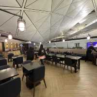 機場｜香港機場休息室Sapphire Lounge 過去半年大概去了HK機場七八次，各種休息室也算體驗過一輪～ 最近會陸續分享，先來說說我最愛的這家！