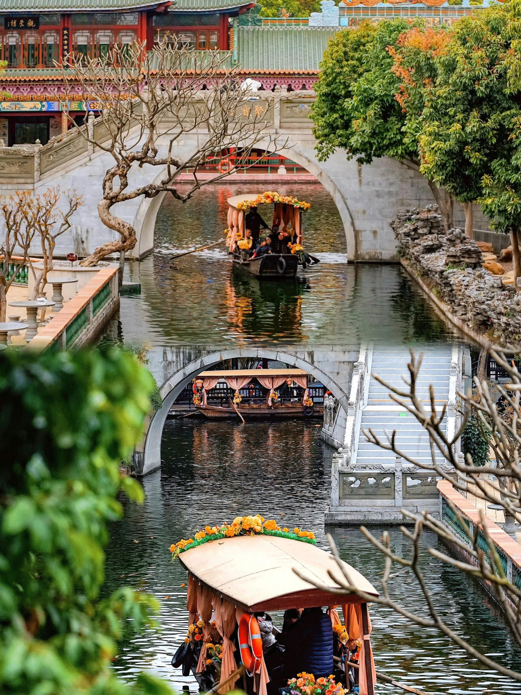 Panduan wisata Guangzhou super lengkap, sekali datang, Anda pasti tak ingin pergi.

Jika Anda hanya bisa mengunjungi satu kota seumur hidup, saya sangat merekomendasikan Guangzhou! Ibu kota glamor yang memadukan modernitas dan tradisi, kuliner dan budaya ini bagaikan buku indah yang tak akan pernah tertukar, dengan kejutan tersembunyi di setiap halamannya. Baik Anda penggemar sejarah dan budaya, penjelajah kuliner, atau pengikut tren mode, Guangzhou dapat memenuhi harapan Anda. Tanpa basa-basi lagi, mari kita lihat panduan super lengkap ke Guangzhou ini!

Waktu terbaik untuk bepergian

• Musim yang direkomendasikan: Oktober - Desember, cuaca sejuk, paling cocok untuk aktivitas luar ruangan, Guangzhou saat ini tampak dibalut dengan nuansa alam, di mana-mana dipenuhi dengan relaksasi dan romansa musim gugur;

• Musim petir: Mei-September, suhu tinggi dan hujan, cuaca panas dan lembap, serta sedang musim badai, yang dapat memengaruhi rencana perjalanan dan sangat mengganggu pengalaman.

Objek wisata wajib dikunjungi

Landmark klasik

•Menara Kanton: Sebuah bangunan ikonis di Guangzhou, dijuluki "Pinggang Barbar Kecil". Dengan menaiki Menara Kanton, Anda dapat menikmati keindahan seluruh kota dalam 360 derajat, merasakan kecepatan mendebarkan yang dibawa oleh langit yang luar biasa cepat, dan merasakan romansa serta kegembiraan di atas bianglala di ketinggian. Disarankan untuk berkunjung selama 2-3 jam, tiket mulai dari $150.

• Pulau Shamian: Bekas wilayah konsesi Inggris dan Prancis, pulau ini mempertahankan lebih dari 150 bangunan bergaya Eropa, penuh dengan suasana sastra dan seni, dan merupakan tempat suci bagi fotografi. Berkeliaran di sini seperti menjelajahi kota kecil di Eropa, dan satu jepretan saja sudah merupakan sebuah karya yang luar biasa. Durasi bermain 1-2 jam, gratis dan terbuka.

• Katedral Hati Kudus Kamar Batu: Salah satu dari empat gereja batu di dunia, dengan arsitektur Gotik yang khas, megah dan khidmat. Sinar matahari bersinar melalui jendela kaca patri di dalam gereja, menciptakan cahaya dan bayangan yang berwarna-warni dan berbintik-bintik. Disarankan untuk berkunjung selama 1 jam, gratis.

• Kawasan Pejalan Kaki Beijing Road: Tidak hanya terdapat reruntuhan jalan berusia seribu tahun, tetapi juga berbagai pusat perbelanjaan modern dan toko-toko kuno, tempat ini menjadi tempat berkumpul untuk berbelanja, menikmati kuliner, dan menikmati budaya. Anda dapat menikmati berbelanja sambil merasakan sedimentasi sejarah. Waktu bermain sekitar 2 jam, gratis.

Sejarah Budaya

• Kuil Keluarga Chan: Puncak seni arsitektur di Lingnan, terkenal dengan seni dekoratifnya yang indah seperti ukiran kayu, ukiran batu, ukiran batu bata, ukiran tembikar, dan ukiran abu-abu. Memasuki Kuil Keluarga Chen bagaikan memasuki istana seni. Setiap detail menunjukkan kebijaksanaan dan keterampilan masyarakat Lingnan. Disarankan untuk berkunjung selama 1,5 jam, dengan tiket seharga $10.

•Museum Raja Nanyue: Makam Zhao Quan, raja Nanyue pada masa Dinasti Han Barat, telah menemukan sejumlah besar artefak berharga dan merupakan jendela penting untuk memahami sejarah Dinasti Han dan budaya Lingnan. Di sini, Anda dapat menikmati khazanah artefak dari lebih dari 2.000 tahun yang lalu dari dekat dan merasakan kekayaan sejarahnya. Durasi tur sekitar 2 jam, dengan tiket seharga 10 dolar.

• Yongqing Plaza: Distrik sejarah dan budaya dengan gaya Xiguan yang kental, yang secara sempurna memadukan rima Guangzhou kuno dengan kreativitas modern. Berjalan-jalan di Yong Hing Plaza, Anda dapat mengunjungi rumah leluhur Bruce Lee, mencicipi berbagai camilan otentik, dan merasakan sulaman tradisional Kanton, opera Kanton, dan warisan budaya tak benda lainnya. Disarankan untuk bermain selama 2 jam, gratis.

Pemandangan alam

• Gunung Baiyun: "paru-paru hijau kota" Guangzhou dengan perbukitan, pepohonan rimbun, dan udara segar. Anda dapat memilih untuk naik kereta gantung ke puncak yang menghadap seluruh kota Guangzhou, atau Anda dapat berjalan-jalan di sepanjang jalur pendakian dan menikmati pemandangan alam di sepanjang jalan. Tur berlangsung sekitar setengah hari, tiket seharga $5 (kereta gantung dikenakan biaya terpisah).

• Taman Yuexiu: Sebuah taman bersejarah yang komprehensif di mana patung Lima Domba dan Menara Zhenhai merupakan simbol Guangzhou. Di sini, Anda dapat mempelajari sejarah dan budaya Guangzhou serta menikmati waktu luang. Disarankan untuk bermain selama 2 jam, gratis.

• Tur Malam Sungai Mutiara: Ikuti pelayaran malam di Sungai Mutiara, nikmati pemandangan malam yang terang benderang di kedua sisi sungai dan rasakan kemakmuran serta romantisme Guangzhou. Disarankan untuk naik perahu dari Dermaga Tianzi atau Dermaga Menara Canton. Durasi tur sekitar 1 jam, dan harga tiket mulai dari $80.

Peta Makanan

Merek kuno yang wajib dicoba

•Teh Pagi:

◦ Tao Tao Ju: Merek berusia seabad, pangsit udang dan char siu bao adalah andalan yang wajib dipesan. Kulitnya bening dan isinya penuh dan juicy. Satu gigitan penuh kebahagiaan.

◦Diandude: Sosis beras merah dan roti apung disukai pengunjung. Sosis beras merah renyah di luar dan empuk di dalam, dengan saus yang unik.

•Air gula:

◦ Hidangan Penutup Susu Nanxin: Susu berlapis ganda, manna Yangzhi adalah produk unggulan di sini, susu berlapis ganda terasa lembut, kaya rasa susu;

◦ Hidangan Penutup Bai Hua: Sup kacang merah dan pasta wijen lembut dan cukup manis, menjadikannya pilihan yang sangat baik untuk hidangan penutup setelah makan.

• Masakan Kanton:

◦Restoran Guangzhou: Ayam Wenchang dan angsa panggang adalah hidangan klasiknya. Ayam Wenchang berkulit kuning dan berdaging putih, gemuk namun tidak berminyak, empuk, dan menyegarkan;

◦ Hui Shi Jia: Jelly pot adalah spesialisasi mereka, berbagai bahan beraroma jeli di dalam casserole, metode memasak yang unik mempertahankan cita rasa asli bahan-bahannya.

Jalan jajanan otentik

• Jalan Pejalan Kaki Sembilan Atas dan Bawah: Kulit ikan Chan Tim Kee, halus dan kenyal, dengan saus spesial dan kacang, menyegarkan dan lezat; Es Krim Kelapa Shun Kee, terbuat dari kelapa segar pilihan, kaya rasa kelapa, dan terasa lezat di mulut.

• Jalan Xihua: Teng Yuan Sheng Goreng dengan kulit renyah, bagian bawah berwarna keemasan, kuahnya meluap saat digigit; 腸粉 dari Kedai Jajanan Fong Kee, kulit pasta beras setipis sayap belalang, isiannya kaya, dengan kuah yang lezat, membuat orang ingin berhenti.

• Jalan Baohua: Yin Kee Cha-fun, dengan rasa yang menyegarkan dan kuah yang manis, merupakan salah satu perwakilan Cha-fun Guangzhou; Kedai Es Krim Shun Kee menawarkan berbagai rasa es krim selain es krim kelapa.

Panduan Transportasi

Bandara/Stasiun HSR - Pusat Kota

• Bandara Baiyun - Pusat Kota: Anda dapat mencapai kota dalam waktu sekitar 40 menit dengan Metro Jalur 3, yang nyaman dan cepat;

• Stasiun Guangzhou Selatan - Pusat Kota: Naik Metro Jalur 2 untuk mencapai kota dalam waktu sekitar 30 menit.

Transportasi di dalam kota

• Metro: Guangzhou Metro menjangkau area yang luas dan dapat menjangkau hampir semua tempat wisata populer. Disarankan untuk menggunakan applet "Guangzhou Metro Ride Code" untuk memindai kode dan memasuki stasiun.

• Bus: Tiket seharga $2, cocok untuk perjalanan singkat, Anda dapat menikmati pemandangan di sepanjang jalan, tetapi bisa lebih padat selama periode puncak.

• Naik taksi: Mulai dari $12 (dalam radius 3 km), naik taksi adalah pilihan yang baik jika Anda memiliki rombongan besar atau bagasi yang lebih banyak.

Rekomendasi itinerary klasik

Tur esensi 1 hari

• Pagi: Menuju Kuil Keluarga Chan untuk menikmati seni arsitektur Lingnan dan merasakan pesona budaya tradisional.

• Siang: Rasakan cita rasa otentik Kanton dengan mencicipi teh pagi Tao Tao Ju di Jalan Pejalan Kaki Shangxiajiu.

• Sore: Berjalan-jalanlah di Pulau Shamian, abadikan foto arsitektur Eropa, lalu kunjungi Katedral Hati Kudus di Ruang Batu untuk mengagumi gaya arsitektur Gotik yang unik.

• Malam: Kunjungi Menara Guangzhou, naiki menara yang menghadap ke malam kota, rasakan serunya langit yang melesat cepat; lalu ikuti Tur Malam Sungai Mutiara dan nikmati gemerlap lampu di kedua sisi Sungai Mutiara.

Tur mendalam 2 hari

• Hari ke-1: Pagi hari mengunjungi Taman Yuexiu untuk mengunjungi Patung Lima Domba dan Menara Zhenhai untuk mempelajari sejarah Guangzhou; sore hari mengunjungi Museum Raja Vietnam Selatan untuk menjelajahi makam Dinasti Han dan artefak berharga;

•Hari ke-2: Di pagi hari, naik kereta gantung ke Gunung Baiyun, yang menghadap ke seluruh kota Guangzhou dan hirup udara segar;

Tips praktis

• Tips hemat: Menara Kanton hanya dapat digunakan untuk membeli tiket wisata, tanpa naik ke puncaknya Anda dapat menikmati pemandangan malam yang indah, sehingga lebih hemat biaya;

• Panduan menghindari jebakan: Lantai kaca "Millennium Ancient Road" di Beijing Road berada di tengah jalan pejalan kaki, jangan lewatkan situs bersejarah ini;

• Permainan tersembunyi: Terkadang ada pertunjukan opera Kanton gratis di Yongqing Plaza pada malam hari, jadi Anda mungkin juga merasakan pesona opera tradisional; Baiyunshan Mosingling adalah tempat yang bagus untuk menyaksikan matahari terbit, ingatlah untuk bangun pagi!

Rekomendasi akomodasi

• Distrik Tianhe: Sebagai pusat komersial Guangzhou, berbelanja, bersantap, dan transportasi sangat nyaman. Four Seasons Hotel Guangzhou direkomendasikan karena lokasinya yang strategis dan layanannya yang luar biasa dengan pemandangan kota yang indah.

• Distrik Yuexiu: Terletak di kawasan Kota Tua, dengan berbagai atraksi yang padat dan akses mudah, Anda dapat merasakan suasana Guangzhou kuno yang kaya. Hotel Lingnan No. 5 adalah pilihan yang tepat, dengan karakteristik budaya Lingnan yang unik.

• Distrik Liwan: Penuh dengan gaya Xiguan, dekat dengan berbagai atraksi seperti Kawasan Pejalan Kaki Shangxiajiu. White Swan Guesthouse di Guangzhou dibangun di tepi sungai. Suasana elegan tempat Anda dapat menikmati hidangan Kanton otentik.

Guangzhou, kota yang penuh pesona ini, menanti untuk Anda jelajahi dan temukan. Kemasi tas Anda dan mulailah perjalanan yang mengasyikkan ini. Saya yakin Guangzhou akan meninggalkan kenangan tak terlupakan bagi Anda!