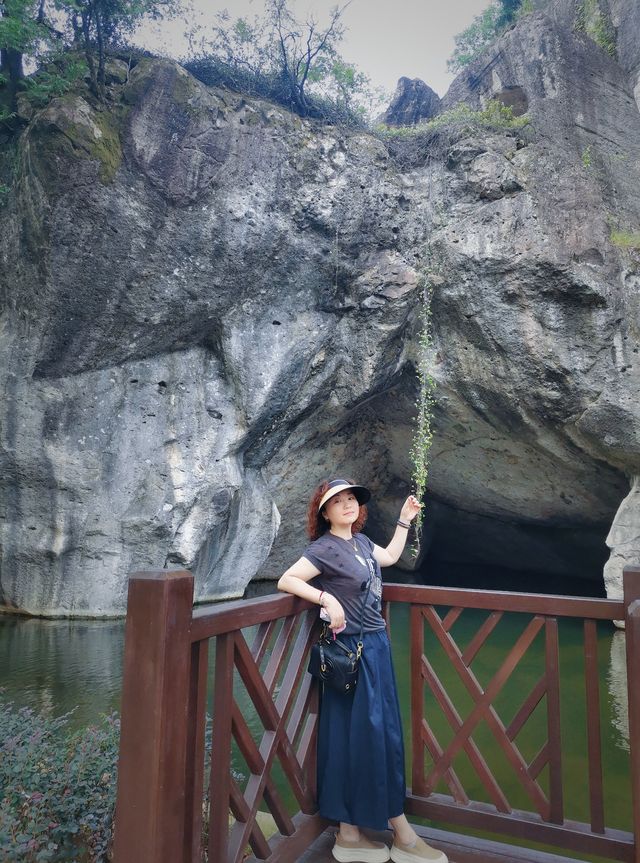 在江南水鄉的紹興，柯岩景區是一處如詩如畫的地方。整個景區包含柯岩景區、鑑湖和魯鎮。 踏入柯岩，映入眼