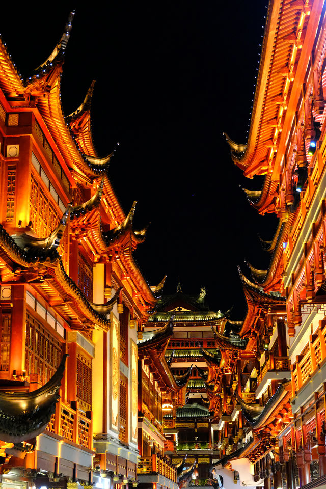 外灘與城隍廟：一場燈火裡的上海夢