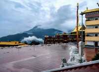 木里大寺:雪山下的金色信仰