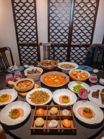 การเชิญแขกมาร่วมงานเลี้ยงครอบครัวที่วิลล่าหลังเล็กๆ ในย่านไฟว์อเวนิวส์แห่งนี้ เป็นความคิดที่ดูดีมีระดับมาก!