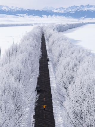 คุณจะไม่รู้ว่าประเทศจีนกว้างใหญ่ไพศาลเพียงใด จนกว่าคุณจะได้ไปเยือนซินเจียง และคุณจะไม่รู้ว่าซินเจียงสวยงามเพียงใด จนกว่าคุณจะได้ไปเยือนอี้หลี่