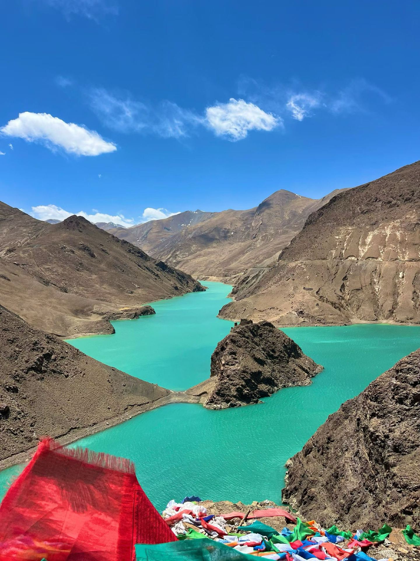 One lake after another, the ultimate guide to Tibet's sacred lakes! The snow-capped mountains and lakes are breathtakingly beautiful