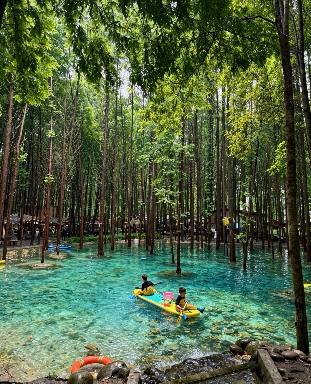 At Zhonglin Boundless Forest, summer is 22℃, perfect for photos and escaping the city vibe.

Ladies, listen up!

If your impression of water play around Chengdu is still crowded Huanglongxi, you’re really missing out!

This time, I discovered a hidden gem at the border of Dujiangyan and Chongzhou, known by netizens as the “Chengdu Wizard of Oz” — Zhonglin Boundless Forest. This isn’t just an ordinary grove; it’s a deep forest wrapped in tall cypress and alder trees. In summer, stepping inside instantly cools you down by 5-8℃, with sunlight filtering through the canopy casting dappled golden shadows, making every photo look like it has a soft light filter. The best part — it’s just a 1.5-hour drive from Chengdu, tickets cost only a few dozen yuan, and you can camp, fish, and take photos. It’s the perfect one-day, one-night weekend escape from the city vibe! 🌲

1. Why is Zhonglin Boundless Forest called the “Chengdu version of Twilight”?

Deep forest + light and shadow secret spot, every shot looks like a forest masterpiece

The most famous feature here is the tall, straight cypress forest. The trees aren’t perfectly aligned but thrive wildly with strong life force. Sunlight leaks through the leaves creating beams of light (photographers call it “God rays”). Wearing white and standing in the light, your photos will look cinematic straight out of the camera. The ground is covered with thick pine needles, soft to step on, and the air is filled with the fresh scent of plants.

Wading and fishing — this is what summer should be like

The core area of the park has a shallow stream with crystal-clear water. Set up your camping chair in the water, soak a watermelon in the natural “fridge,” and feel the cool mountain spring water between your toes. Bring a small net, flip over stones, and you can find little crabs. Experienced visitors can catch a small bucket.

Year-round 22℃ natural air conditioning, no need for AC in summer

The forest coverage here is very high, and the average summer temperature is much lower than the city. No need for umbrellas inside; the shade is a natural sunshade. Spend a day here on the weekend, and your blood pressure will be stable when you get home.

So many ways to play, from budget to luxury

This isn’t just a quick photo stop. You can bring your own canopy for a forest picnic; rent a tent to stay overnight and stargaze; this year they added a high-altitude swing and other activities for the brave.

2. How to play? Follow this one-day, one-night “relax and enjoy” itinerary

Transportation guide (self-driving recommended)

🚗 Self-drive: Navigate to “Zhonglin Boundless Forest” (Chongzhou City). From Chengdu, take Chengming Expressway, pass Chongzhou to Daoming Town, about 1.5 hours direct. Road conditions are good, no problem for sedans. The park has parking.

🚄 High-speed train + taxi: Take high-speed train from Chengdu West Station to Chongzhou Station (about 20 minutes), then taxi about 30 minutes to the park.

🎟️ Ticket reference: about 30-50 RMB/person (subject to actual park announcement). Camping overnight may have extra fees.

⏰ Best times:

· 9-11 AM: slanting light, “God rays” in the forest most visible
· 3-5 PM: soft light, best reflections by the stream
· Summer June-August: perfect for cooling off and water play
· Avoid weekends: weekends are crowded, weekdays recommended

One-day, one-night highlight route (follow to avoid getting lost)

Day 1: Enter forest in afternoon → stroll in the forest → wade in the stream → stay in park or nearby

Arrive around 2-3 PM. After parking, slowly walk along the forest trail. Tall straight trees on both sides block the sky, light filters through the treetops onto the pine needle floor. Find a spot with good light and shadow, wear light-colored clothes, stand in the light beam, and have friends snap photos — get ready for tons of questions on social media!

Walk to the shallow stream in the core area, set up a camping chair, soak your feet in the cool water. Bring a watermelon to chill in the stream, and after half an hour, you’ll have a naturally chilled watermelon.

Photo spots to lock in your album:

· Under the “God rays”: wear white, stand in the center of the light beam, shoot side profile silhouettes
· Stream reflections: crouch to capture symmetrical reflections of trees on the water surface
· Wooden boardwalk depth: stand in the middle of the boardwalk for a sense of extension

If staying overnight, you can camp in the park or stay at nearby guesthouses. Senjing·Shanyin Hot Spring Inn is a new luxury private hot spring guesthouse opening in 2025, not far from the park, with outdoor pools and private hot spring baths. Soaking in the private bath in the yard at night, you can look up and see the stars.

Day 2: Morning forest bath → Bamboo Art Park / Baita Lake → Return trip

Highlight! In the morning, before the mist clears, take another walk in the forest. Mist drifts among the trees, sunlight pierces through, and the air is full of the fresh scent of plants and moist earth — this is the true “forest bath,” free but highly effective.

After checkout, you can visit:

· Bamboo Art Park (about 10 minutes by car): Daoming bamboo weaving is a national intangible cultural heritage, you can try weaving and buy bamboo crafts as souvenirs
· Baita Lake (about 15 minutes by car): fishing, boating, and lakeside hiking
· Yuantong Ancient Town (about 20 minutes by car): an ancient town like the Qingming Riverside Scene painting, free entry, try the pepper duck

Have lunch in Daoming Town with Chongzhou specialties: Shiguan Yin smoked duck, Catholic Church chicken slices, and Ye’er Ba. Return leisurely in the afternoon.

3. Accommodation recommendations + outfit tips

🏡 Senjing·Shanyin Hot Spring Inn (new in 2025, light luxury first choice)

Not far from Zhonglin Boundless Forest, a new luxury private hot spring guesthouse opening in 2025. Modern light luxury design, floor-to-ceiling windows framing the forest. Each room has a private hot spring bath with mountain spring water. The yard has a swimming pool for summer fun. You can also barbecue in the yard, perfect for gatherings.

Guests say: “The environment is very quiet and nice, the private hot spring is very comfortable, soaking while stargazing is so healing.”

💰 Price reference: about 600-1000 RMB/night (varies on holidays).

🏡 Other nearby accommodations

If camping or Senjing·Shanyin is full, you can choose hotels in Daoming Town or Chongzhou city, with many options and affordable prices, about 150-300 RMB/night. It’s also convenient to drive to the park the next day.

👗 Outfit formula

· 👗 White/light-colored long dress: super photogenic against the deep green forest background, white in “God rays” acts like a reflector
· 👟 Non-slip sports shoes: forest trails have gravel and some mossy spots, wrong shoes can cause slips
· 🧥 Light jacket: cooler than the city, can get chilly in the evening
· ☀️ Sunscreen + hat + sunglasses: even in the forest, UV rays are strong
· 🦟 Mosquito repellent (must bring!): lots of mosquitoes in the forest, especially fierce at dusk
· 👙 Swimsuit/quick-dry clothes: essential for water play and swimming
· 👕 At least one change of clothes: you’ll get wet playing in the water
· 🍉 Bring your own snacks and water: limited food options inside the park, better to bring your own

Final words

Zhonglin Boundless Forest isn’t a “trendy check-in spot,” it’s Chengdu locals’ secret “Twilight,” a 22℃ summer forest bath, wading, and fishing freedom, a healing escape just 1.5 hours from the city vibe.

Here, you can shoot a forest-style photo set in the “God rays,” soak in the cool stream all afternoon, and melt away fatigue in a private hot spring courtyard. Tickets cost only a few dozen yuan, 1.5 hours from Chengdu, and a day and night trip costs under 100 RMB per person — this kind of “slow down” luxury can’t be bought in the city!

Before summer officially arrives and the forest turns fully green, ladies, bring this ultimate guide and just go for it! 🌲💚