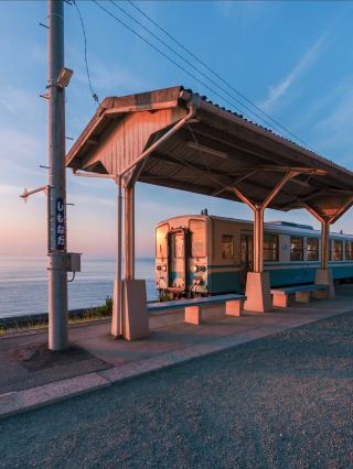 極上の海辺の駅で夕日を眺める