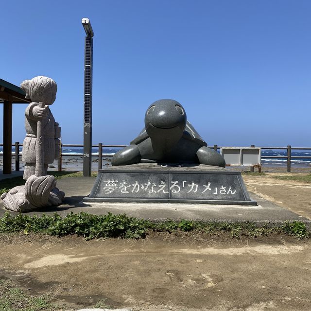 奄美最北端「夢をかなえるカメさん」から「笠利崎灯台」を眺める