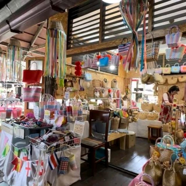 เที่ยวตลาดน้ำสี่ภาค พัทยา