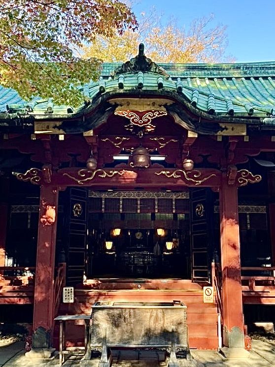 【東京都/赤坂氷川神社】生け花スタイルの花手水のある神社